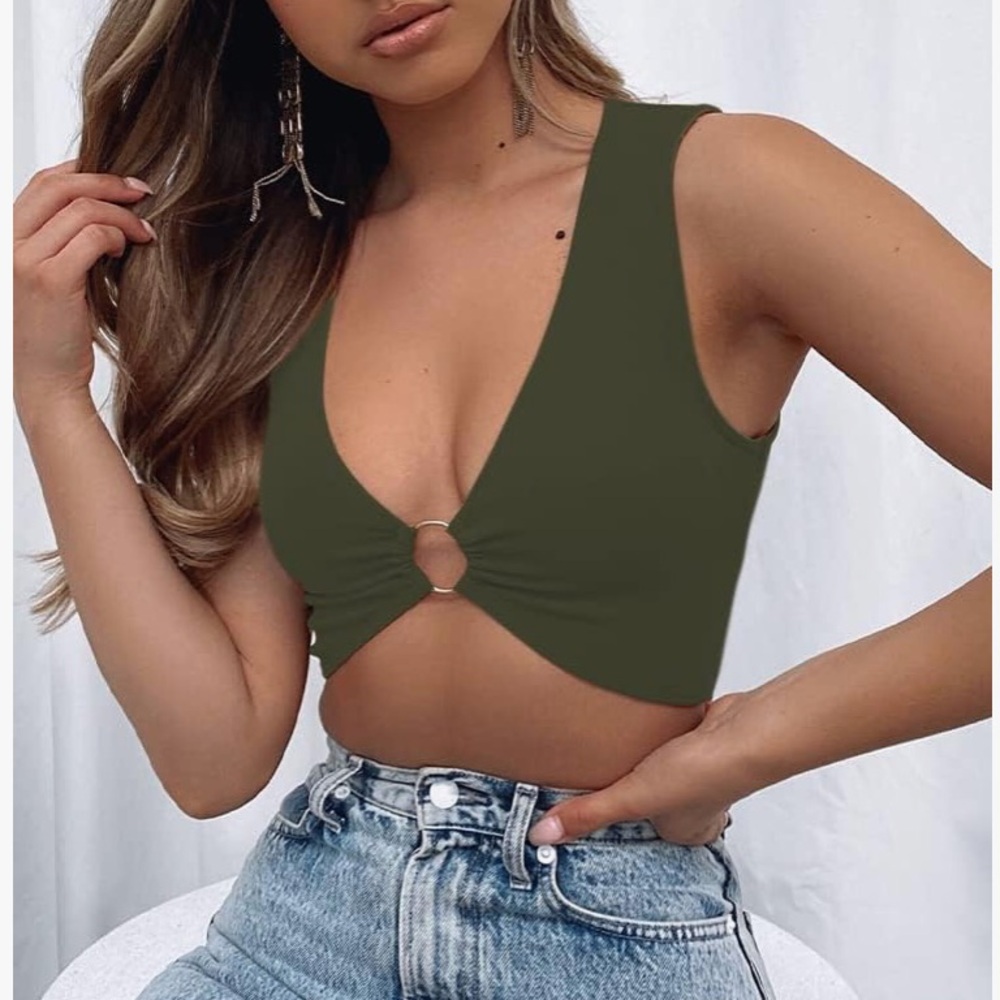 BUNDLE V-Neck Plunge Ring Crop Tops 🌹 - Picture 3 of 13
